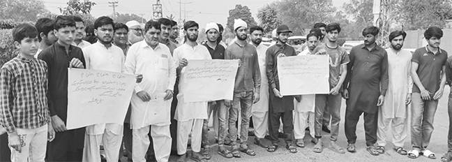 مقدمہ کی غیرجانبدرانہ تفتیش پر متاثرین کا ڈی پی او آفس کے باہر احتجاج