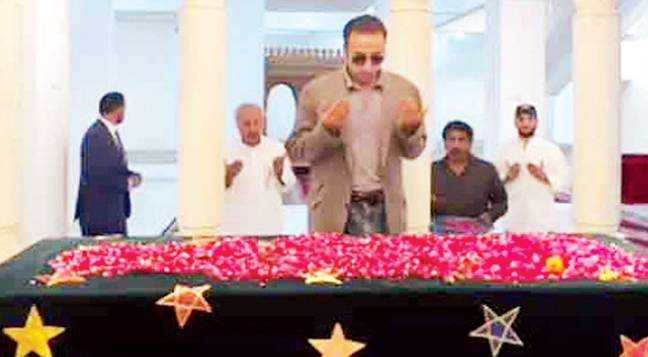 گڑھی خدا بخش :بلاول بھٹو کی شہدائے جمہوریت کے مزاروں پر حاضری