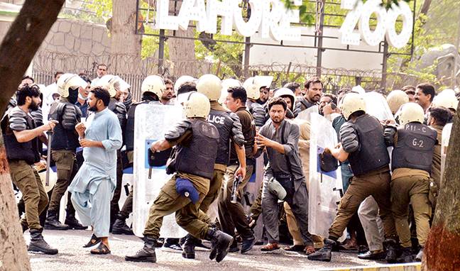 ہیلتھ الائنس مظاہرین کا وزیراعلیٰ ہاؤس کی طرف مارچ‘ پولیس سے تصادم