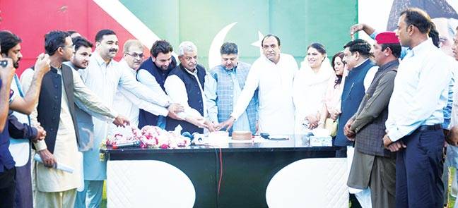 استحکام پاکستان پارٹی مینارٹی ونگ کے زیر اہتمام ایسٹر پر کیک کاٹنے کی تقریب 