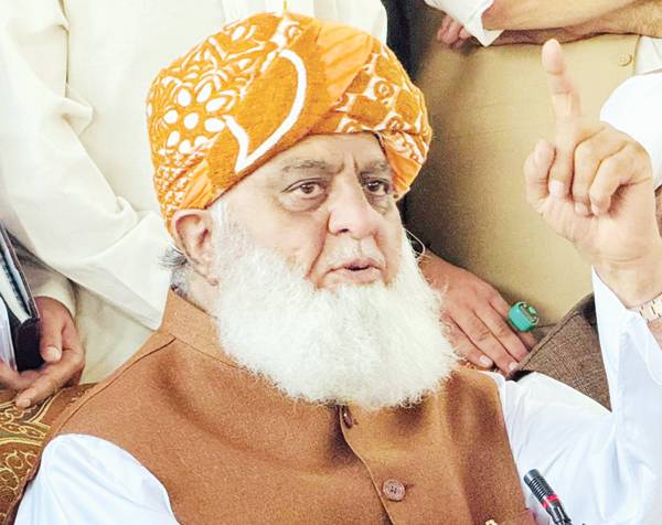 مودی کو سیاست میں مشکلات‘ کچھ کارڈ کھیلنا چاہتا ہے: فضل الرحمٰن