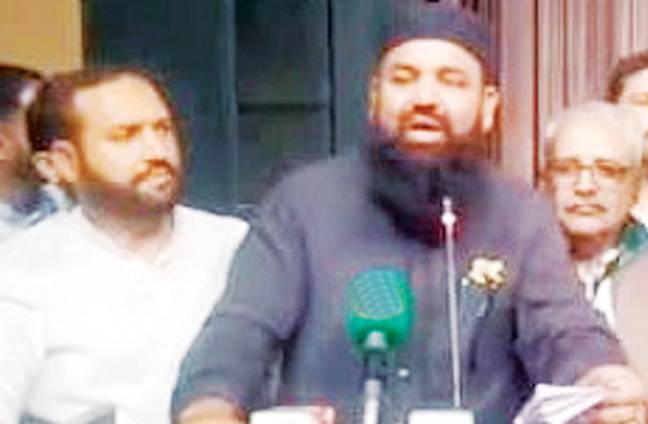 کاشف کھوکھر کے زیر قیادت  لیبر ڈے پر ریلی ،پاک فوج کے حق میں نعرے