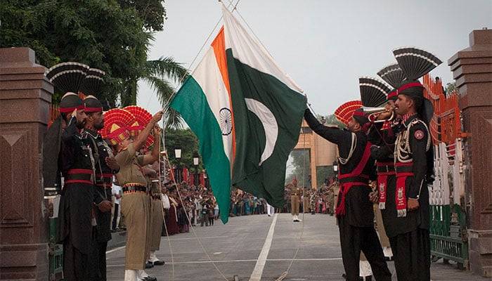 واہگہ بارڈر پر پرچم اتارنے کی تقریب‘ فضاء پاکستان زندہ باد کے نعروں سے گونج اٹھی