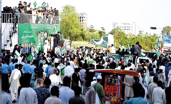 ملک بھر میں جشن فتح، عوام سڑکوں پر نکل آئے، زبردست نعرے