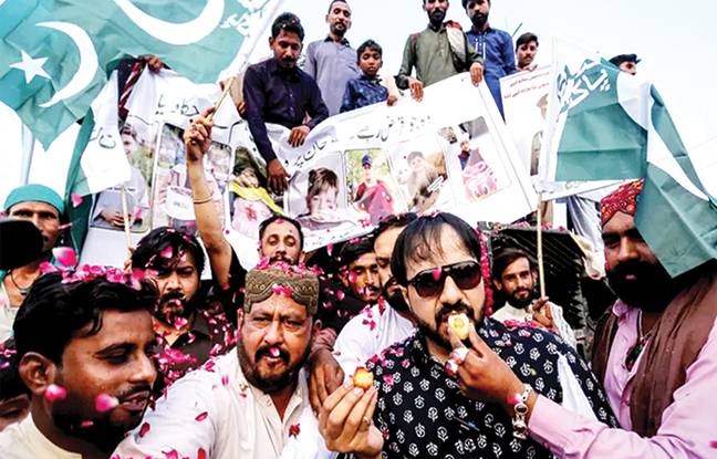 ملک بھر میں جشن فتح، عوام سڑکوں پر نکل آئے، زبردست نعرے