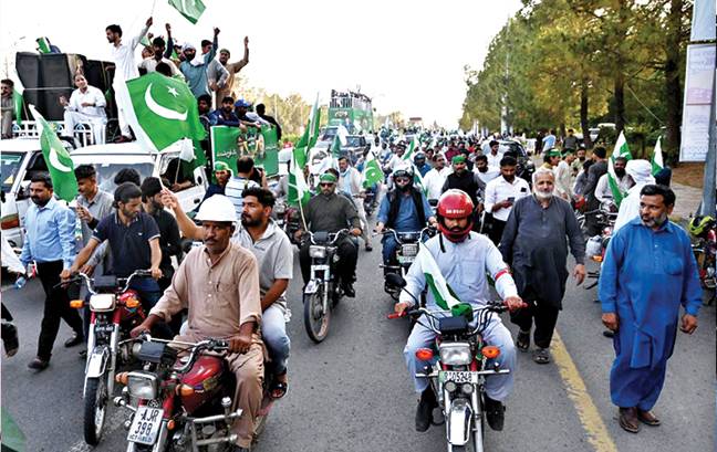 ملک بھر میں جشن فتح، عوام سڑکوں پر نکل آئے، زبردست نعرے