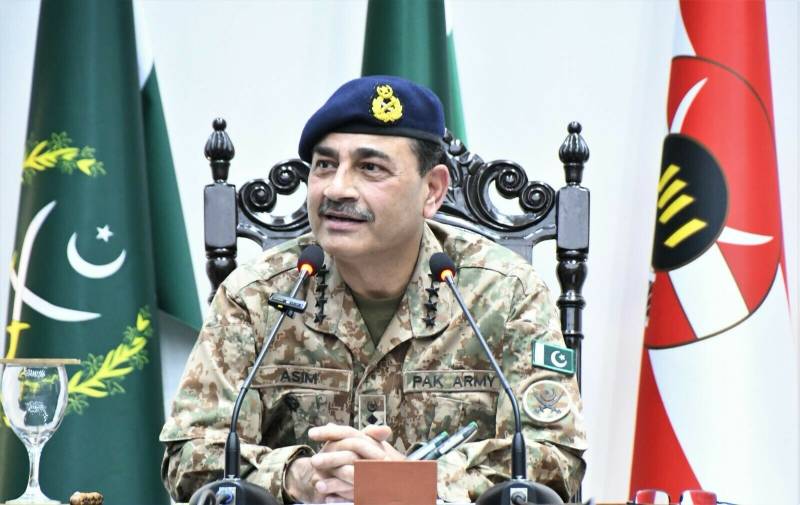 ہمارے شہریوں فوجیوں کی بہادری قربانیا ملکی سلامتی کی بنیاد ہیں : آرمی چیف : سی ایم ایچ رولپنڈی کا دورہ زخمی فوجیوں شہریوں کی عیادت