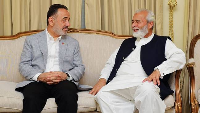 خواجہ احمد حسان سے عرفان نزیر اوگلو کی ہمراہ فیملی ملاقات،وزیراعظم،آرمی چیف کو مبارکباد 