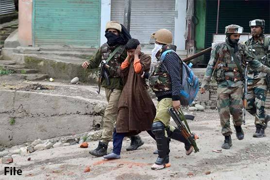 مقبوضہ کشمیر : بھارتی فوجیوں کے مختلف علاقوں میں گھروں پر چھاپے ‘ 2کشمیری نوجوان  گرفتار