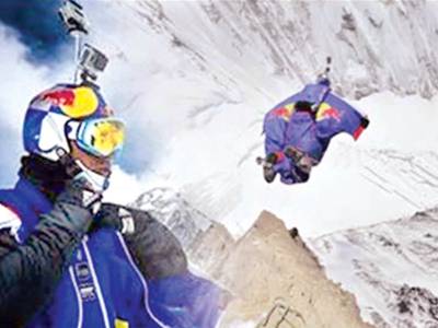  48سالہ نیپالی کا 7220 میٹر بلندی سے چھلانگ لگا نے کا ریکارڈ 