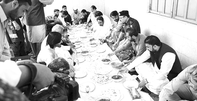 قدوس بزنجو کا دورہ کوئٹہ جیل‘ قیدیوں کے ساتھ کھانا کھایا‘ سزا میں 2ماہ کمی