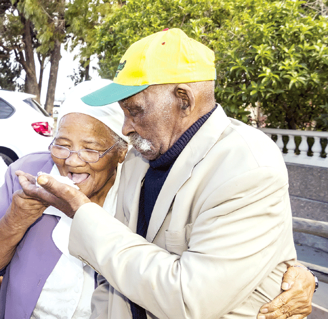 جنوبی افریقہ: دنیا کے معمر ترین شخص نے 114ویں سالگرہ منائی، 85 سالہ بیوی کو کیک کھلایا