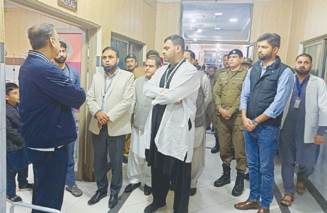 چیف سیکرٹری پنجاب کاکمشنر ، ڈپٹی کمشنر کے ہمراہ ٹی ایچ کیو ہسپتال مری کا دورہ