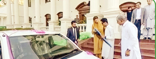 بصارت سے محروم وی لاگرکی خواہش کا احترام ، مریم نوازنے گاڑی کا تحفہ دیا