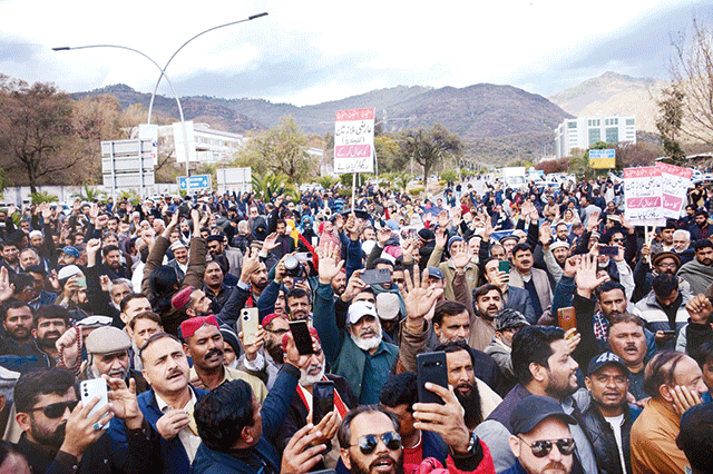حکومتی کمیٹی اور اگیگا کے مذاکرات  ناکام ، ملازموں کا پاک سیکرٹریٹ کے سامنے دھرنا 