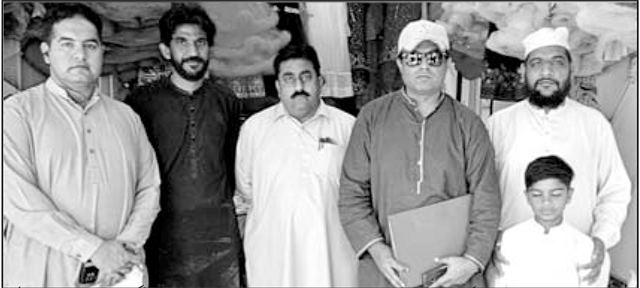 ویلفیئر ٹرسٹ جلالپورشریف کی جانب سے مستحق بچوں میں کپڑے تقسیم  