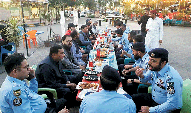 ایس پی صدر زون عبد القیوم کا تاجران اور پولیس افسران کیساتھ افطار