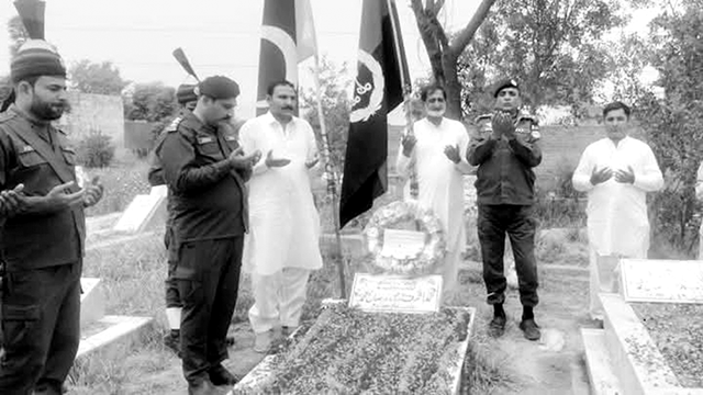 ایس ایس پی اشرف مارتھ شہید کی 28 ویں برسی ،پو لیس کے اعلی افسران کی قبر پر حاضری 