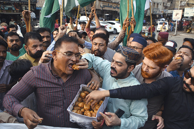 جنگ بندی معاہدے پر جشن ‘ پاک افواج کو خراج تحسین : ملی نغموں اور نعروں کی گونج مٹھائیاتقیسم