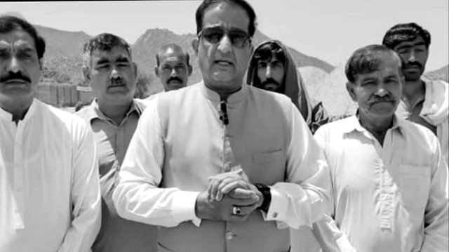 ملک امین اسلم ڈرون حملے میں شہید ہونے والے ملک محبوب کے گھر پہنچ گئے  