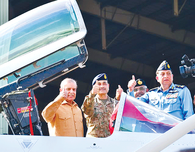آرمی چیف کے ہمراہ دورہ کا مرہ ہندوستانی چیارے تباہ کرنیوالے شاہینوں سے ملاقات : بھارتی اشتعال انگیز بیانات پر تشویش ‘ وزیراعظم 